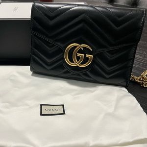 GUCCI LEATHER GG MARMONT MINI WALLET ON CHAIN BAG